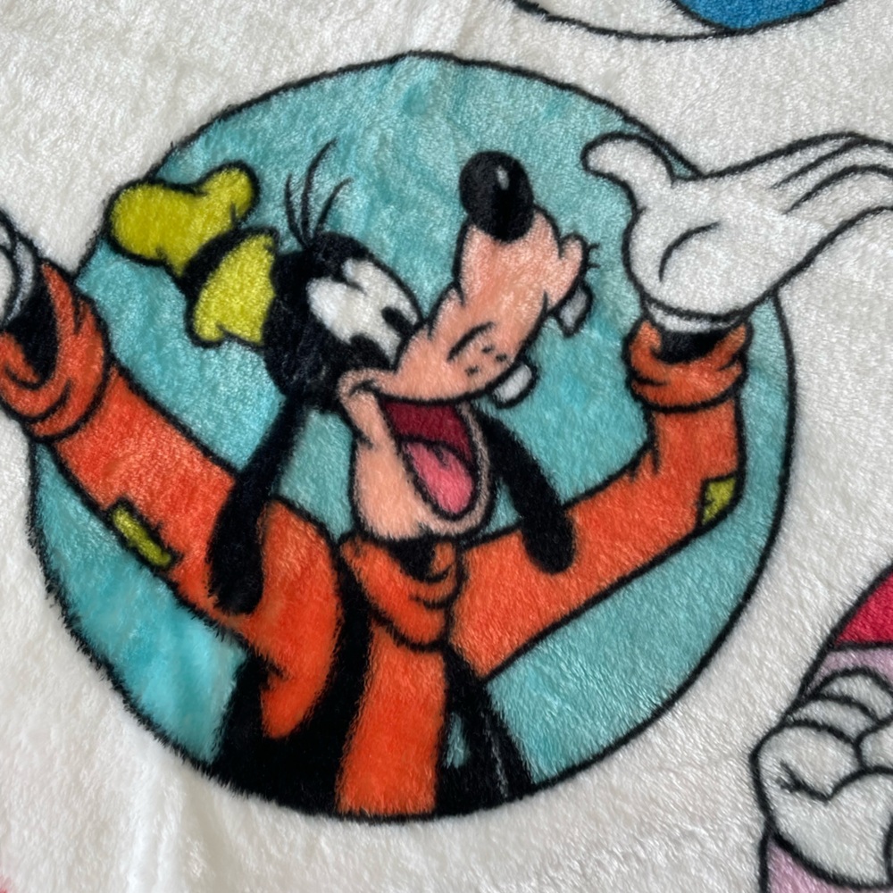 Official Disney "Mickey & Friends" Ultra-Soft Fleece Throw - Picture 7 of 14